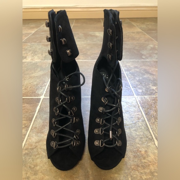 M & L HIGH HEEL FAUX SUEDE BOOTIES SIZE: 8.5 - Picture 4 of 9
